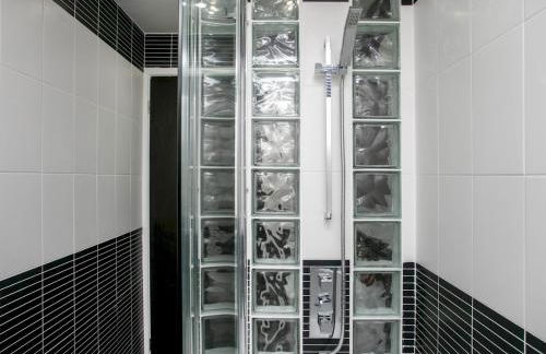 Charming Home - Free Parking - Private Garden - Pass the Keys - Foto 38