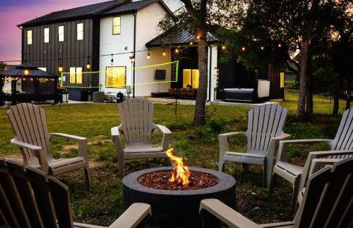 Designer Home with Hot Tub BBQ & Hill Views - Foto 11