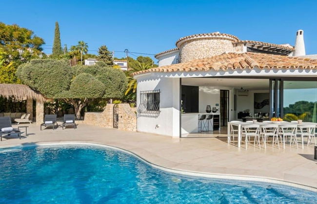 Relax in Luxury at This Stunning Seaside Villa - Photo 13