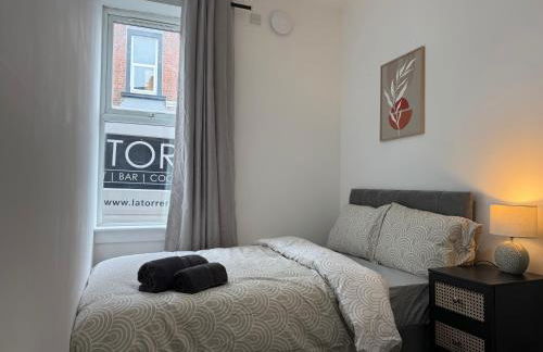 ResiLets - NEW 3 Bed Apt, Sleeps 5, Town Centre, Ideal for contractors, holidaymakers, Professional Short Stay - Foto 8