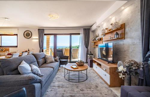 Villa Kadena - Luxury Seaside Villa with Private Heated Pool - Photo 8