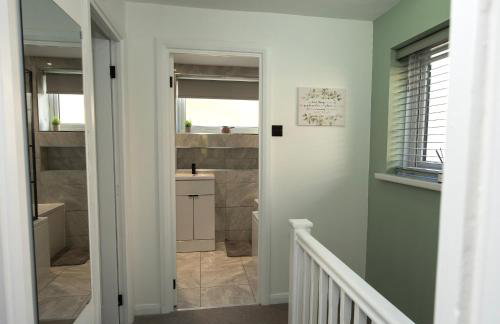 Stylish 4 Bed House, Free Parking, Close to M4 Newport - Foto 25