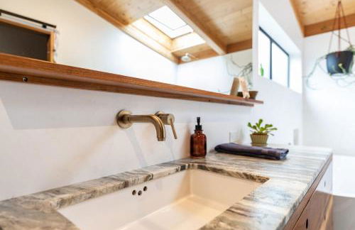 Modern indoor-outdoor living wHot Tub Walk to Beaches & Mountain Trails - Foto 35