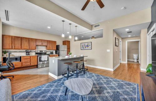 Modern Condo w/ Cathedral Views in Great Location - Foto 18