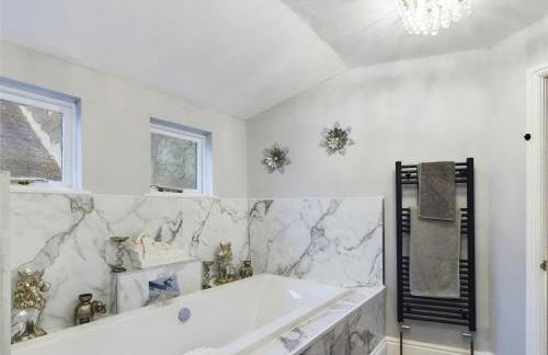 Montague House Town Centre sleeps up to 12 guests - Photo 25