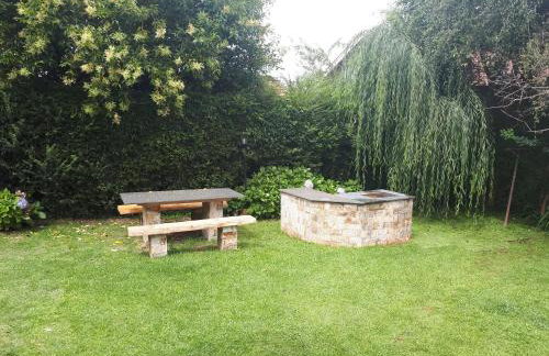 Chale de Madeira - Lareira e Fogueira---lindo gramado com mesa para café da manhã, churrasqueira e fogueira - Foto 39