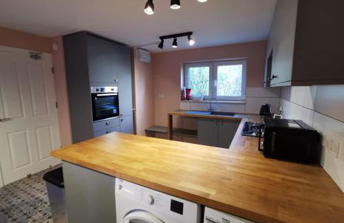 Spacious En-Suite Rooms & Off-Suite Rooms Near Hospital and Shops - Photo 10