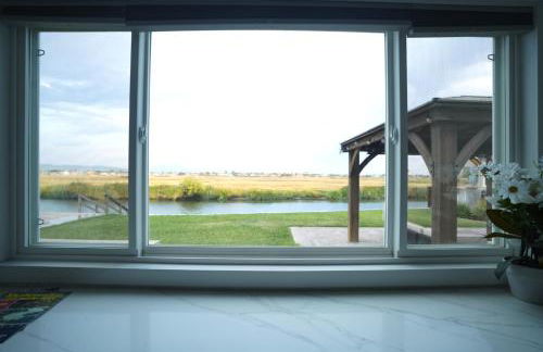 Stunning Waterfront 3BR Retreat - Perfect Getaway - Foto 46