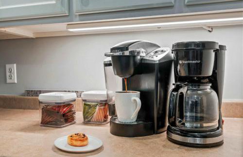 Lakefront Home with Private Beach Access & Hot Tub - Foto 13