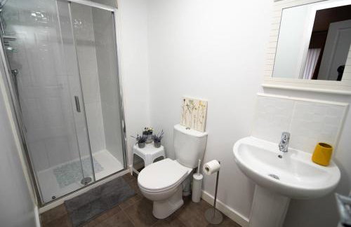Large 4BDR House By Hyped Properties Short Term Rental Agency With Free Parking & Long Stays Shirebrook - Foto 59
