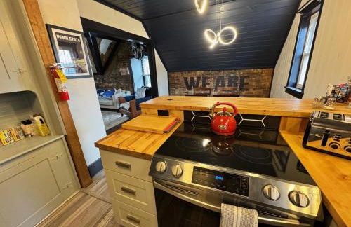 Stylish, Penn State-Themed Historic Getaway 2 Blocks from Waterfront - Foto 3