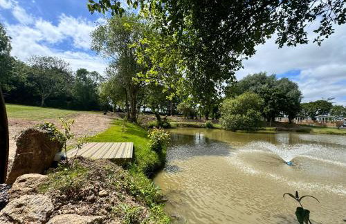 Peaceful Lake Retreat - Fishing Lakes, Heated Outdoor Swimming Pool 500yrds on Sister Park , Pool Open April to September - Foto 42