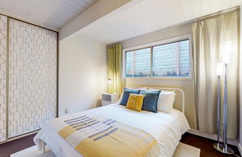 Mid-Century Marvel - Photo 19