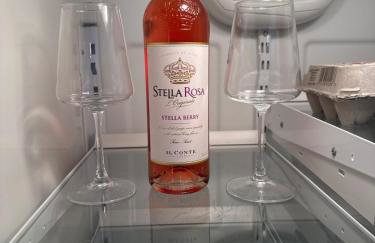 Private 2 Bedroom Lofted Garage Getaway - Foto 17