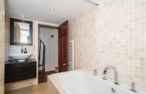 Georgian Elegance with Patio Garden West End - Pass the Keys - Foto 28