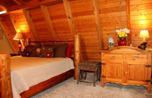 Rustic-Modern Log Cabin Getaway: Family-Friendly, Quiet Ranch, Wildlife at Your Door in Clyde, North Carolina - Foto 12