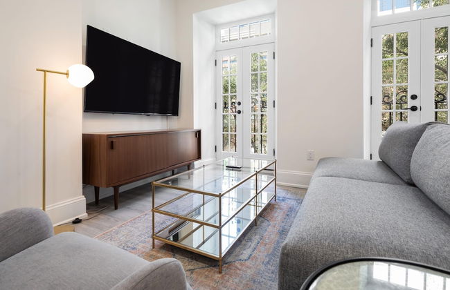 Sosuite Juliet Balcony 1BR Apt w W D Desk - Photo 13