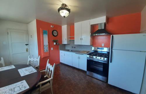 HARRY'S MAN CAVE - A Vintage Motel on the Historic 395 route - The New Star Motel Experience - Photo 28