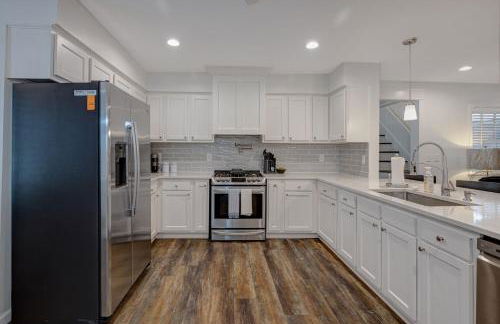 Group Getaway 6BR Near Fort Benning Huge Kitchen Private Yard - Foto 10