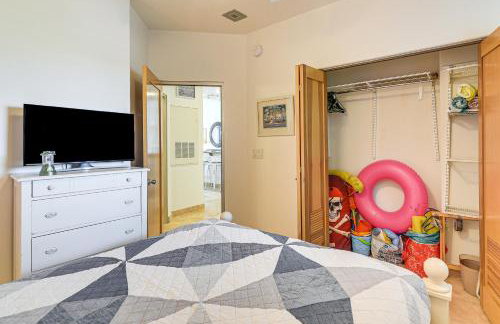 Walk to Galveston Beach Family Condo with Pool - Foto 16