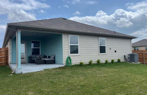 New 4BR Walk to Community Pool & Playground - Foto 1