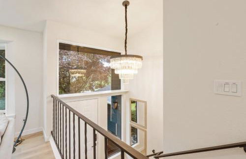 Spacious Modern Retreat w Game Room and Yard - Foto 21