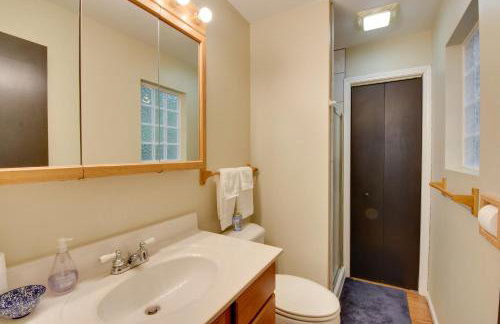 Lakefront Westminster Retreat with Boat Dock! - Foto 16