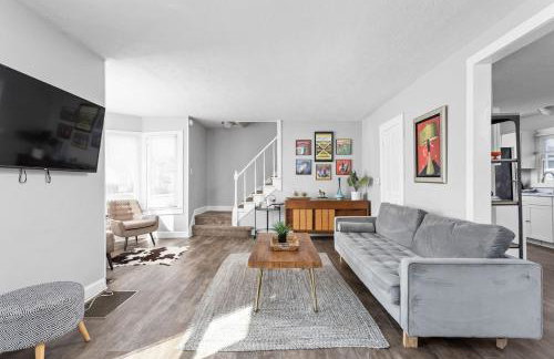 Charming Getaway - Deck & Patio - Walkable Area - Family Friendly - Foto 5