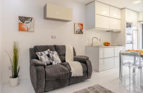 Sleek Apartment with Balcony by HostWise - Foto 2