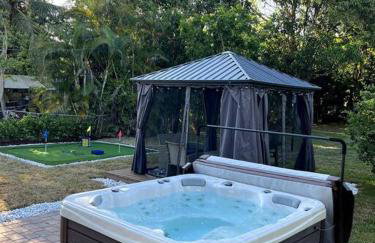 Modern Tropical Oasis with Arcade, HotTub & MiniGolf - Foto 10