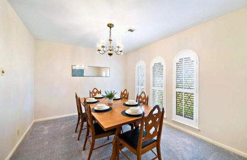 Relax and Play 3BR Retreat w Sunroom - Foto 6