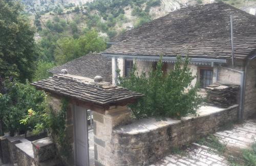 The Mountain House -mountain getaway - Photo 28