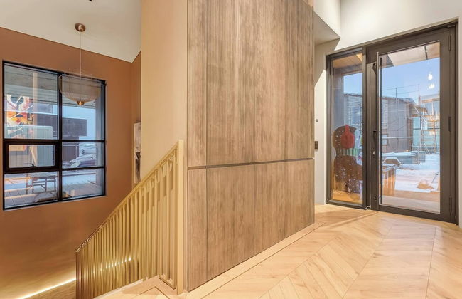 Glamorous & Stylish Getaway - Photo 23