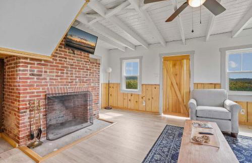 Charming 2BR with Fire Pit on Farm - 10 Min to Wharf - Foto 13