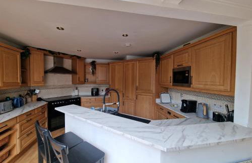 WATERSIDE 3 BED COTTAGE, HOT TUB, SAUNA, PVT BEACH - Foto 35