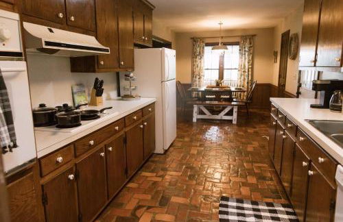 ~ The Cozy Farmhouse ~ | Sleeps 10+ | Farm Views - Foto 5