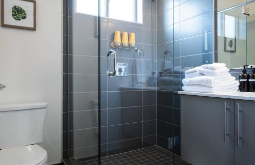 Walk to Restaurants from a Designer Cap Hill Home - Foto 28