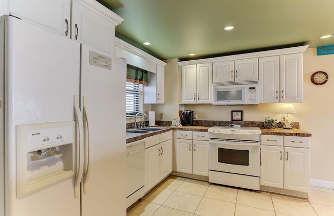 Tastefully Decorated Condo with Scenic Beach Views by RedAwning - Foto 9