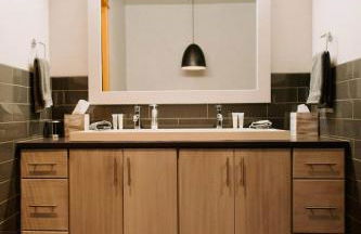 Stylish Main St Loft with Balconies and Garage - Foto 7