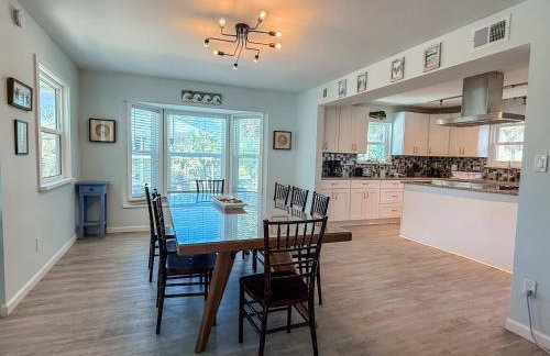 Spacious house- Deep Water Dock Pool Golf Cart Rental available - Foto 29