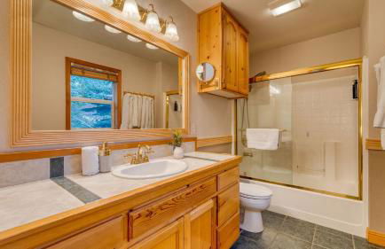 Golden Summit by AvantStay Stunning Secluded Cabin w Access to Tahoe Donner - Foto 23