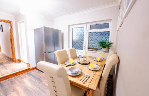 4BR 2Bath Home -Hot Tub, Free Parking & Games Room - Foto 43