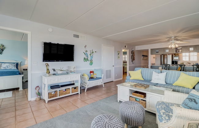 Beach Condo Miles-long Views Sand and Sea, Access to Private Fishing Pier by RedAwning - Foto 13