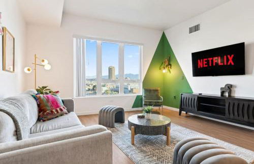 Spacious 1-Bedroom Gem with Downtown LA Views - Foto 2