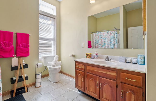 Massive Downtown Area Home... sleeps 14 - Photo 18