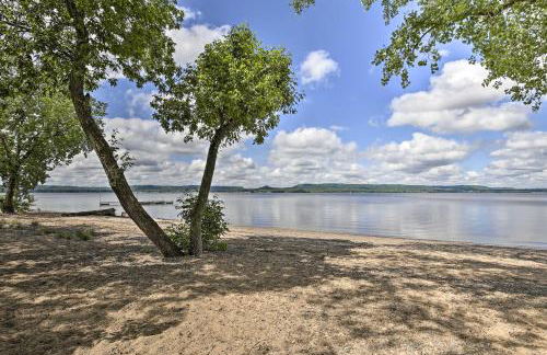 Lake Pepin Cottage with Decks and Private Beach! - Foto 24