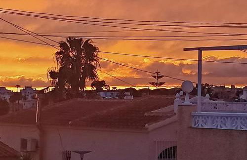 Alicante 1 bed apartment free parking and Netflix, min stay 11 nights seasonal rental - Foto 3