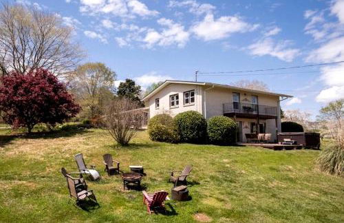 Lovely Vacation Rental with Hot Tub and Amazing Amenities for a Fantastic Family Escape in Clarkesville, Georgia - Foto 1