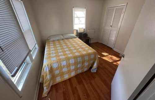 Charming 3-Bed, 1,5 Bath Home - Entire Space Just for You! - Photo 2