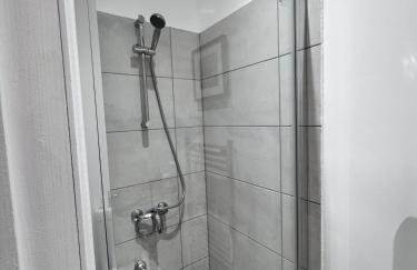 Modern 4 Bedroom House Sleeps 10 Free Parking Liverpool - Foto 35